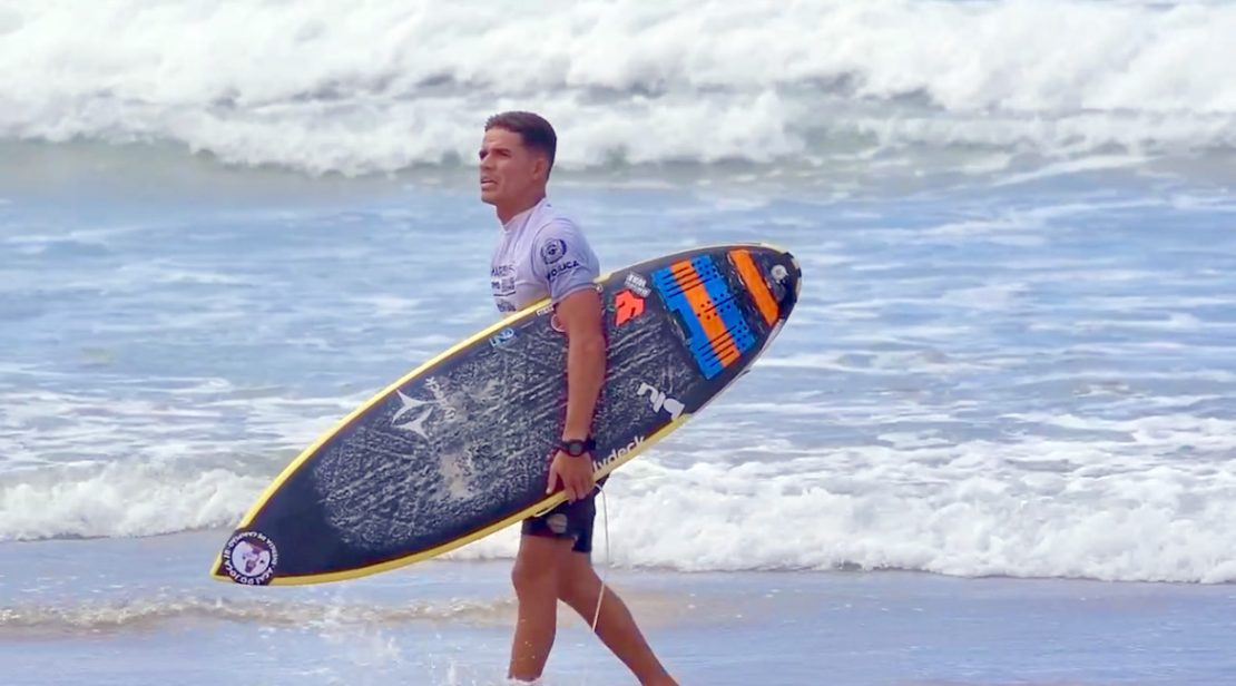 Surfista potiguar Israel Júnior trilha trajetória promissora nas ondas