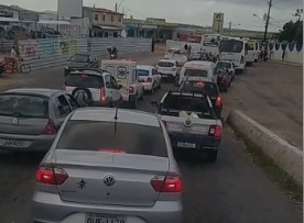 Intenso volume de veículos deixa o trânsito lento na Ponte de Igapó 