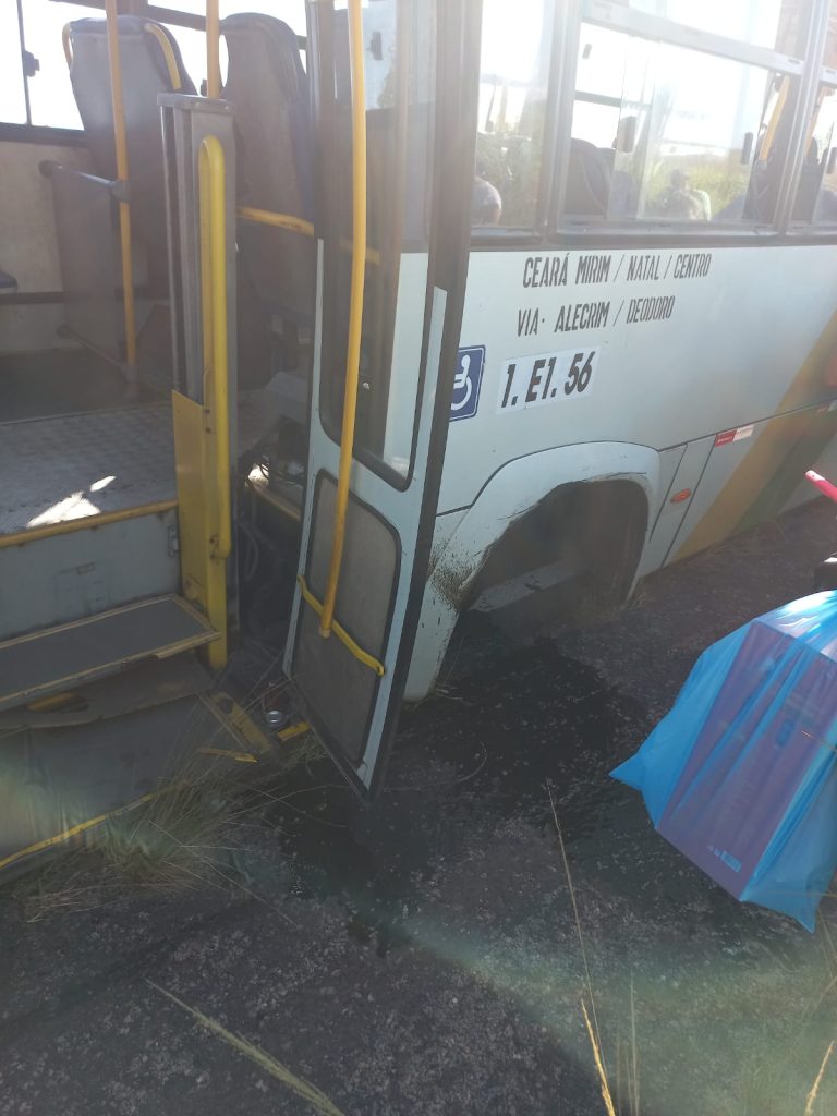 Pneu se desprende e quase tomba micro-ônibus em Ceará-Mirim