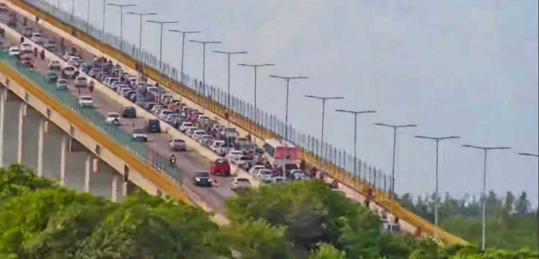 Colisão na Ponte Newton Navarro deixa trânsito lento no sentido Centro