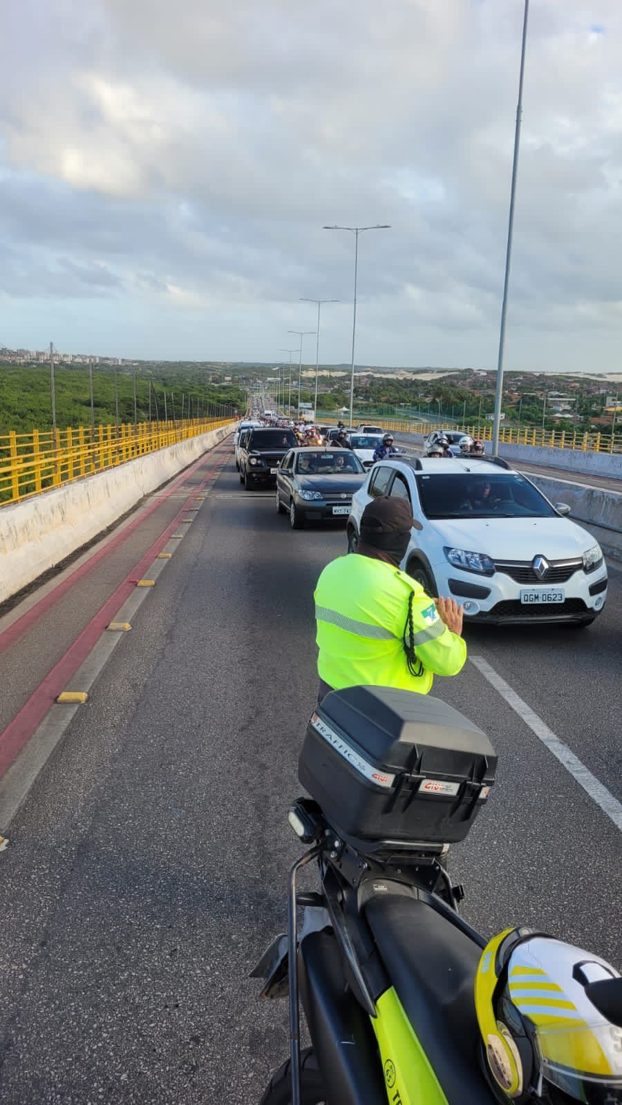 Colisão na Ponte Newton Navarro deixa trânsito lento no sentido Centro