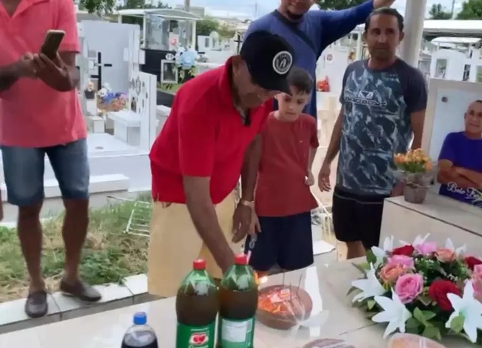 Pintor automotivo comemora aniversário de forma inusitada em cemitério