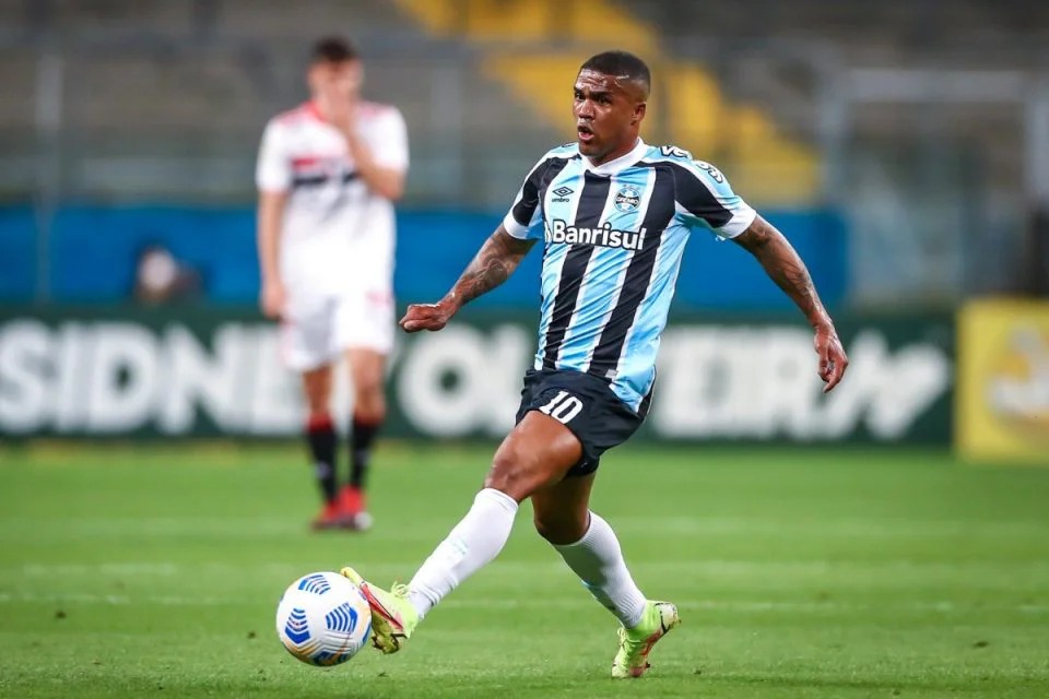 Douglas Costa tem prisão decretada pelo não pagamento de pensão alimentícia