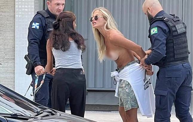 Mulher é detida após fazer topless durante passeio com cachorro
