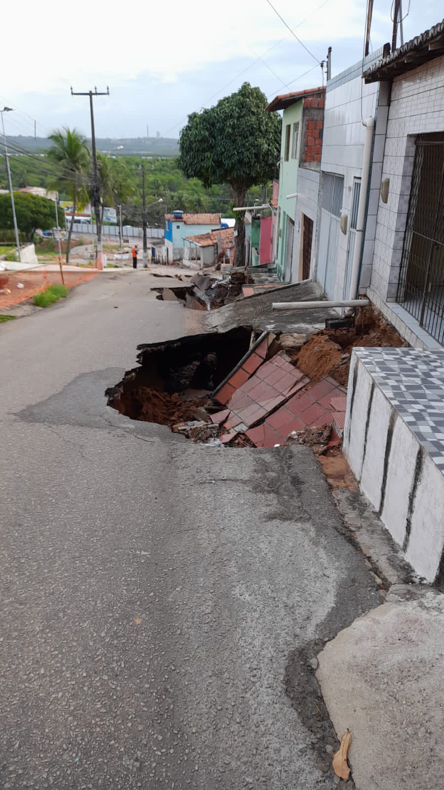 Tubulação da Caern rompeu, cratera se abriu e casas ficaram em situação de risco na Rua Boa Vista, no Bairro Nordeste, zona Oeste de Natal