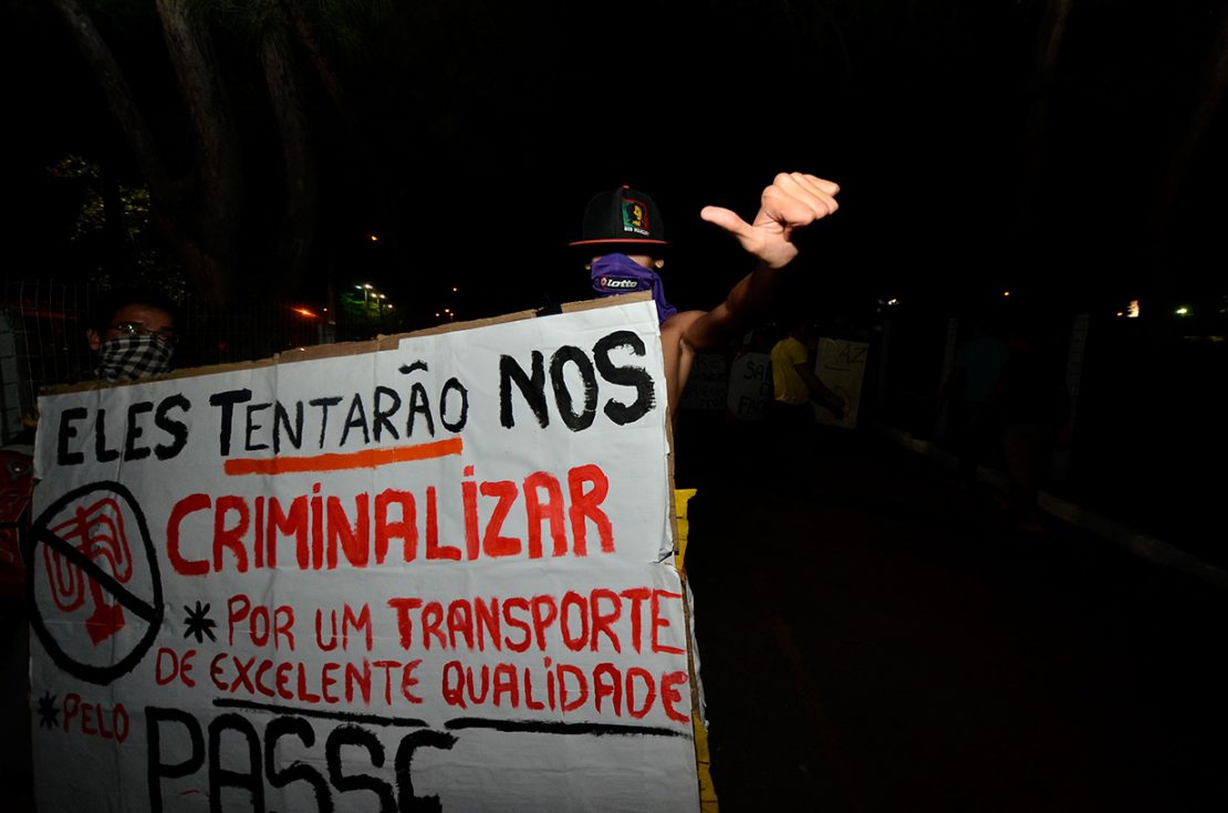 Chegada ao Centro Administrativo, onde foi feita uma fogueira em frente à governadoria. Foto: Everton Dantas/NOVO Notícias 