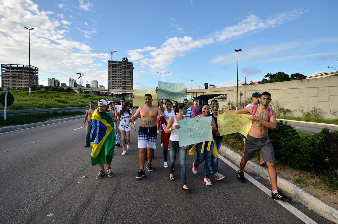 Início do protesto, com os grupos indo para a concentração. Foto: Everton Dantas 