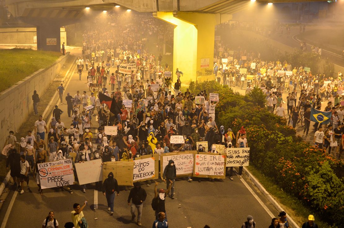 Os chamados "black blocks" eram a "comissão de frente" do grupo. Foto: Everton Dantas 