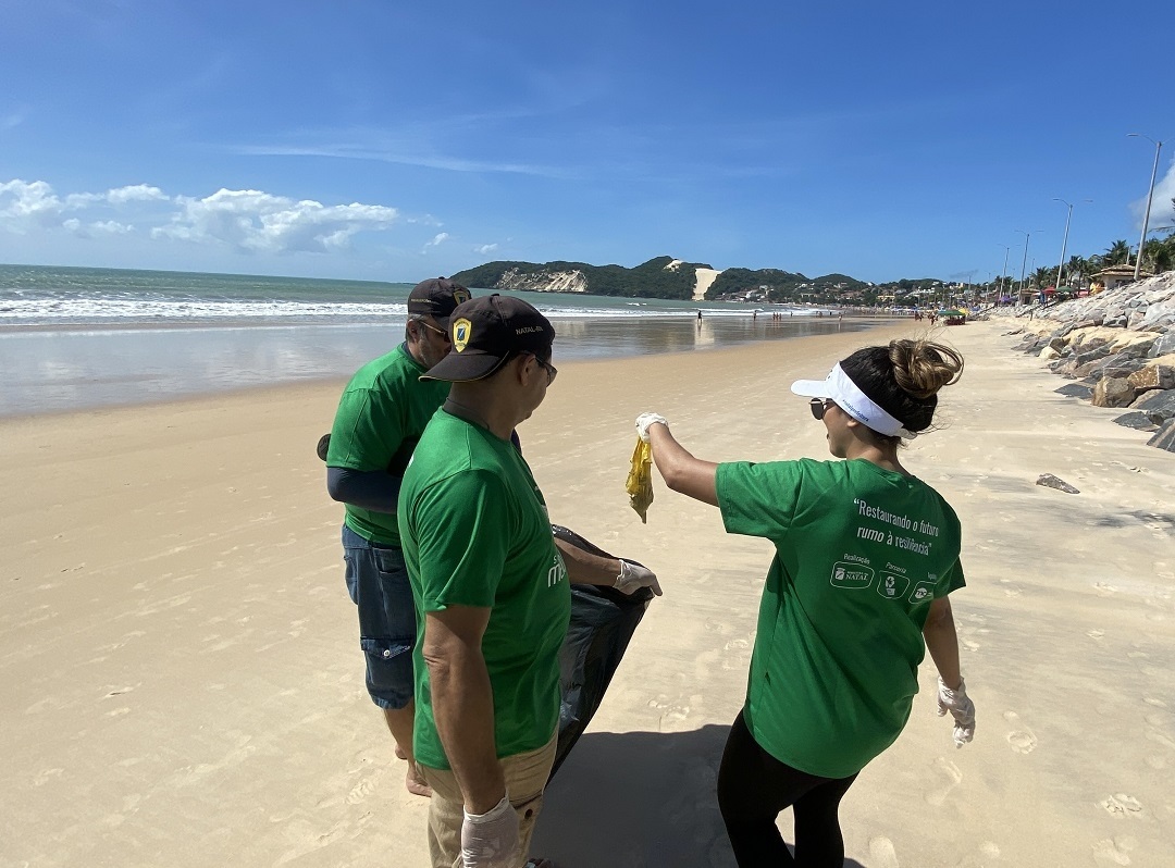 Mutirão de limpeza na praia de Ponta Negra recolheu cerca de 200kg de lixo