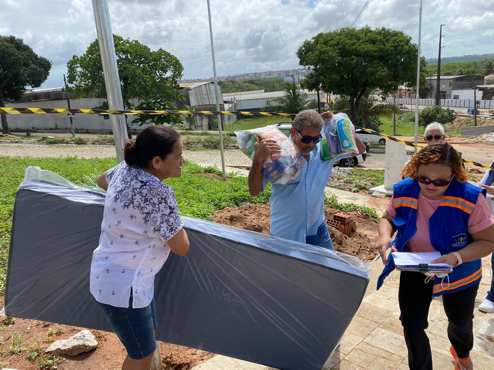 Tubulação da Caern rompeu, cratera se abriu e casas ficaram em situação de risco na Rua Boa Vista, no Bairro Nordeste, zona Oeste de Natal