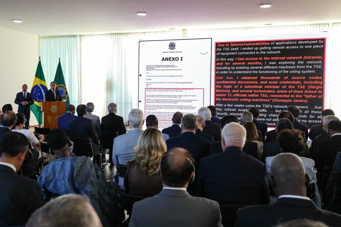 A ação que pode gerar inelegibilidade para Bolsonaro trata da reunião do então presidente com embaixadores, que aconteceu em julho. da Alvorada, para atacar o sistema eletrônico de votação. Foto: Clauber Cleber Caetano/PR