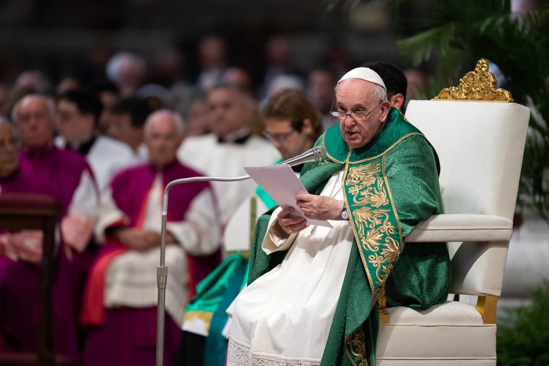 Papa recupera-se bem de cirurgia, diz Vaticano