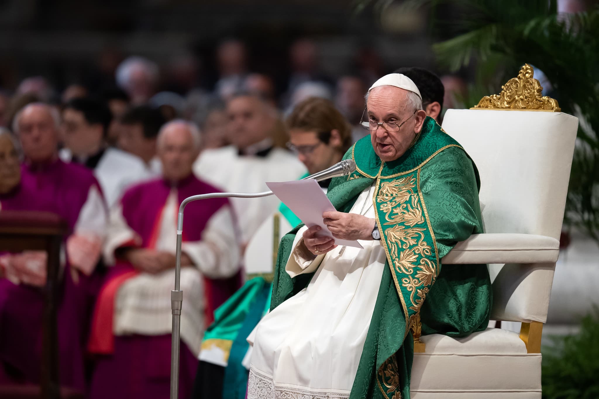 Com voz ofegante, Papa Francisco agradece carinho em 1º ato público após cirurgia