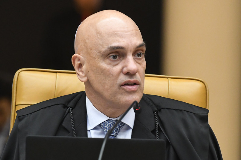 Moraes retira sigilo de mensagens encontradas em celular de Mauro Cid