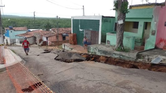 Tubulação da Caern rompeu, cratera se abriu e casas ficaram em situação de risco na Rua Boa Vista, no Bairro Nordeste, zona Oeste de Natal