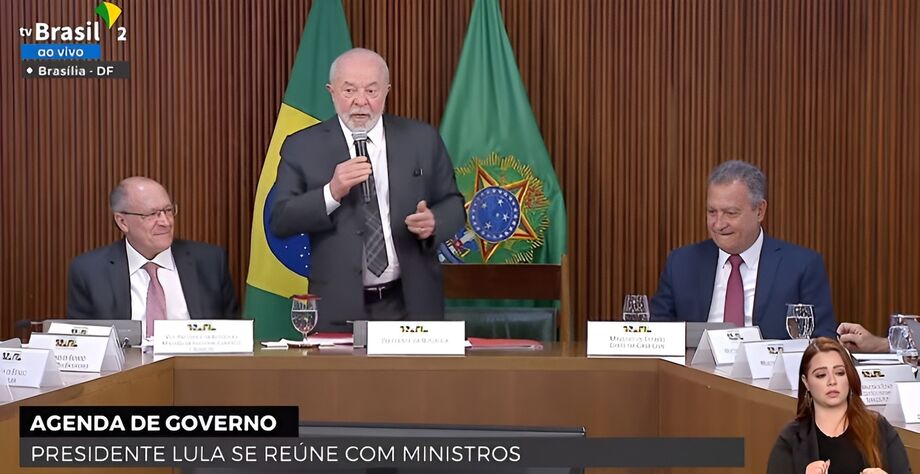 VÍDEO: Lula repete piada com obesidade de Flávio Dino em reunião com ministros