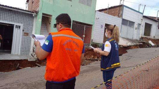 Tubulação da Caern rompeu, cratera se abriu e casas ficaram em situação de risco na Rua Boa Vista, no Bairro Nordeste, zona Oeste de Natal