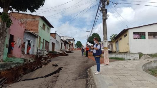 Tubulação da Caern rompeu, cratera se abriu e casas ficaram em situação de risco na Rua Boa Vista, no Bairro Nordeste, zona Oeste de Natal