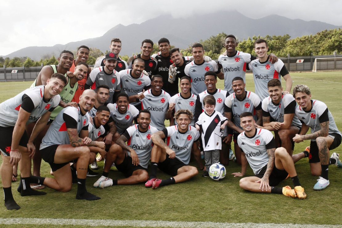 Guilherme Gandra Moura é recebido pelo elenco do Vasco no CT do clube - Foto: Daniel Ramalho/Vasco da Gama