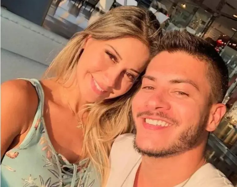 Arthur Aguiar diz que Maíra Cardi não era feliz na relação porque ele comia carne vermelha