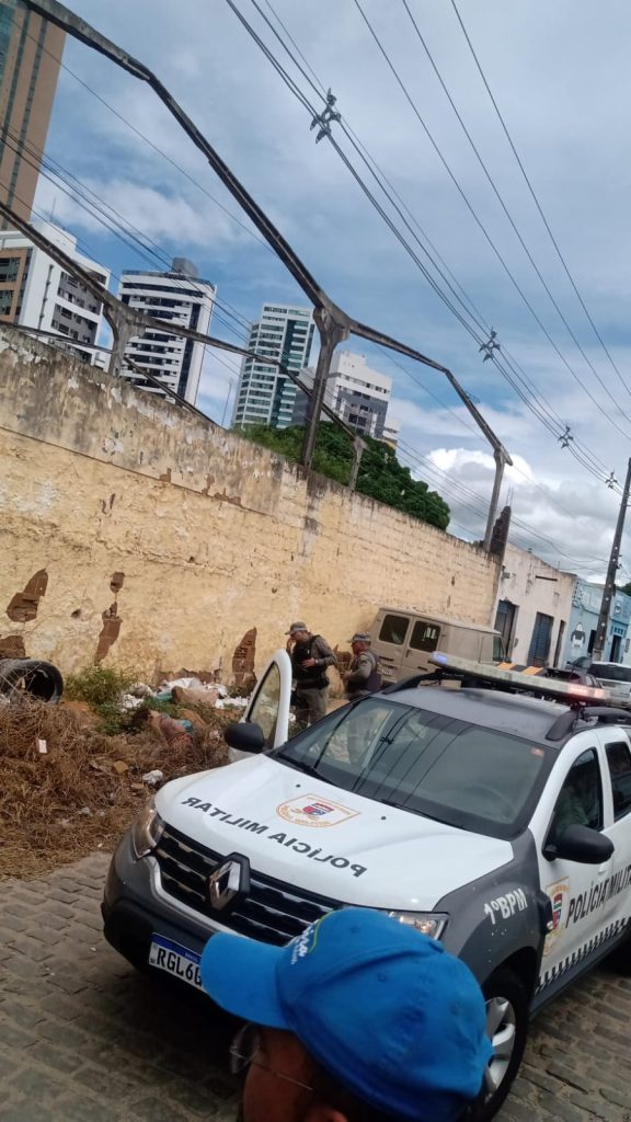 Mulher é encontrada morta em calçada no bairro da Ribeira