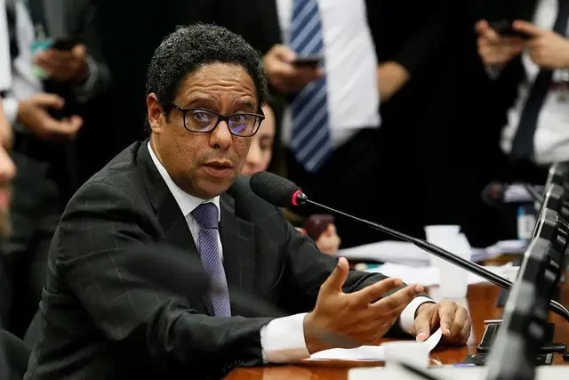 Orlando Silva será relator de projeto que pune racismo nos estádios