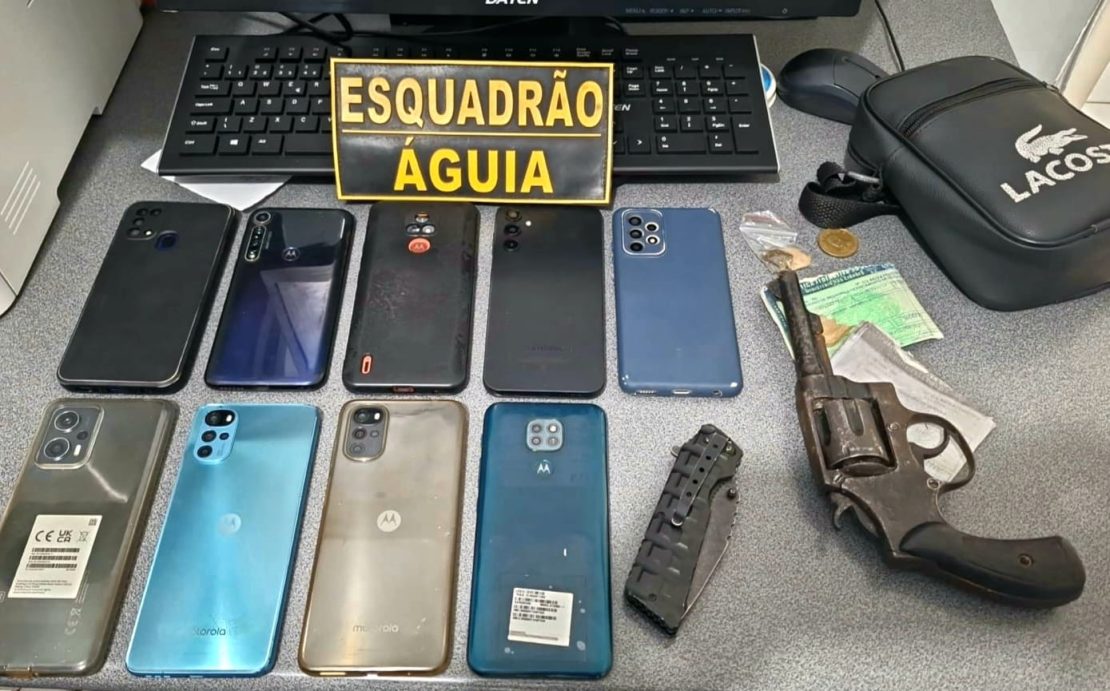 Dupla suspeita de assaltos é presa com arma e celulares roubados em Natal