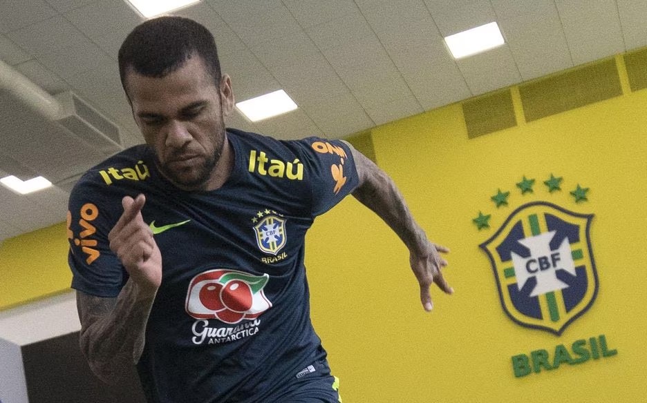 Daniel Alves tem 3º recurso negado em Barcelona para responder acusação de estupro em liberdade