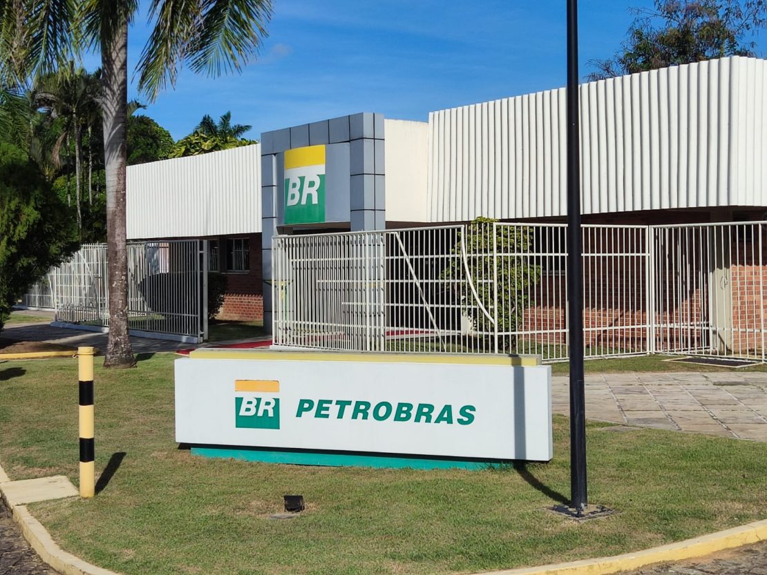 Petrobras vai convocar mais de 2 mil aprovados no cadastro de reservas