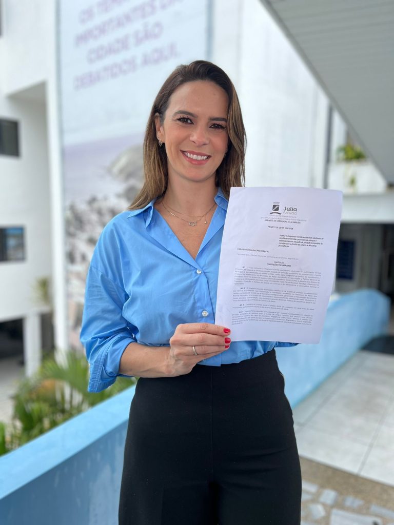 A vereadora Júlia Arruda é autora da lei que institui o programa Família Acolhedora - Foto: Divulgação
