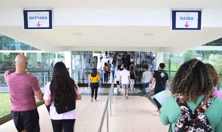 De acordo com estudo, a média das mensalidades no ensino médio tiveram alta de 9,25% - Foto: Valter Campanato/Agência Brasil