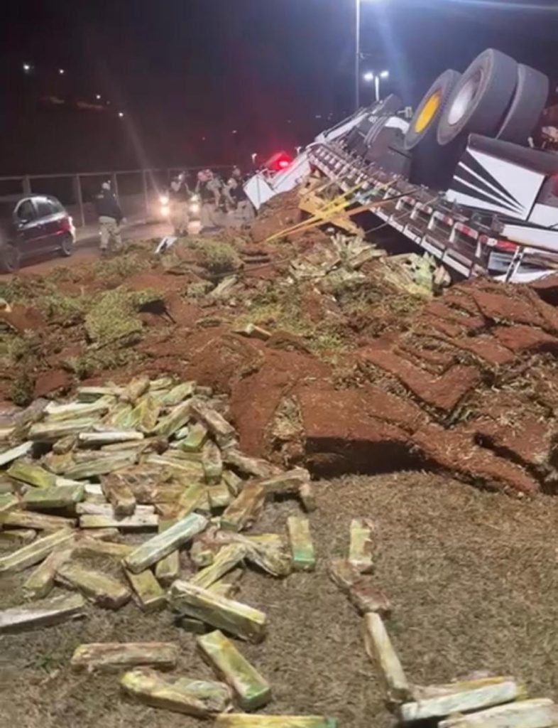 Caminhão com uma tonelada de maconha já vinha sendo seguido por viatura. Foto: Reprodução/Redes sociais