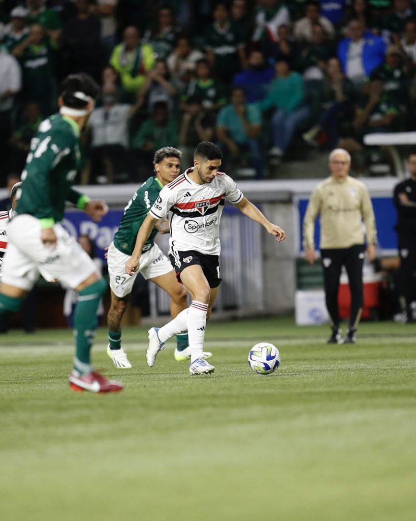 São Paulo domina o Palmeiras, ganha de virada e vai às semifinais da Copa do Brasil