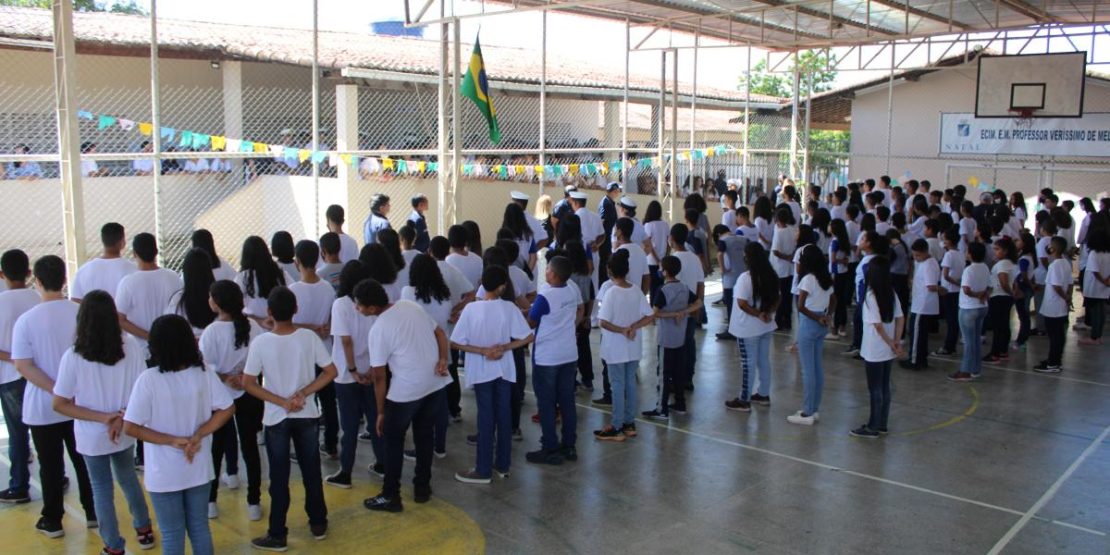 Estudantes durante cerimonial à Bandeira Nacional na Escola Cívico-Militar Professor Verissimo de Melo, em Natal - Foto: Divulgação/Marinha do Brasil 