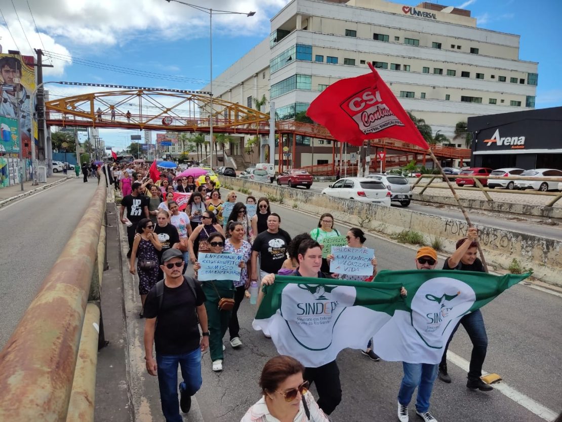 Trabalhadores da enfermagem no RN protestam contra a falta de pagamento do piso da categoria. Foto: Jaqueilton Gomes/NOVO Notícias