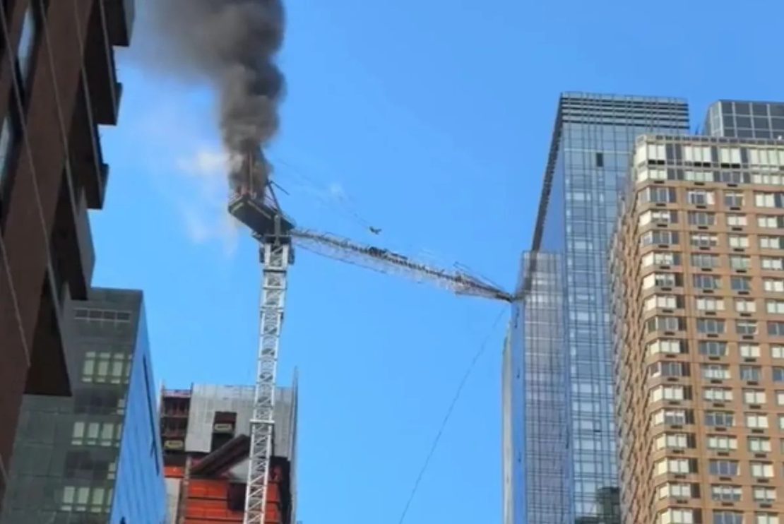 Guindaste despenca de topo de prédio em Nova York e seis pessoas ficam feridas; veja vídeo