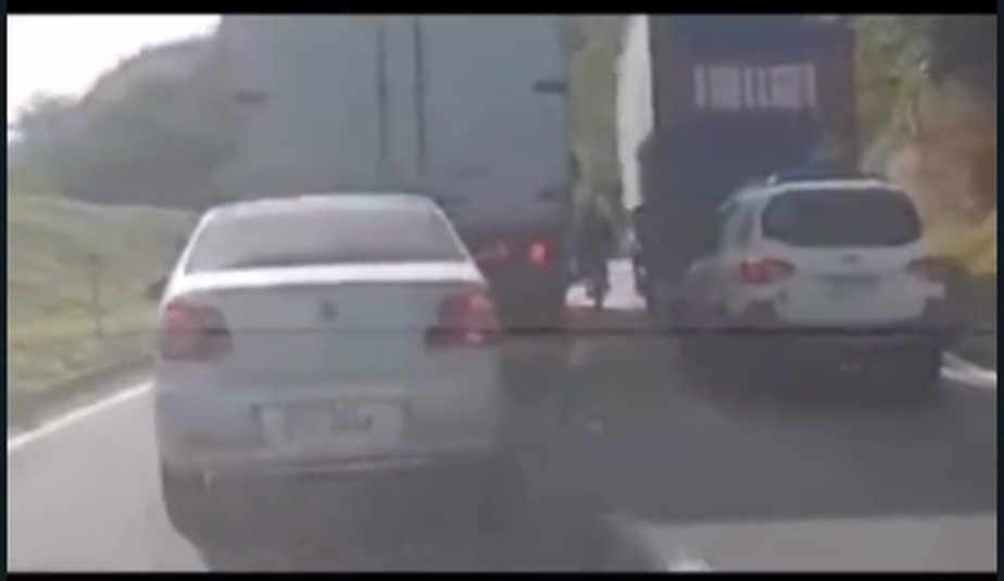 Ao tentar fazer ultrapassagem, ciclista acabou prensado entre dois caminhões e caiu. Foto: Reprodução/Vídeo 