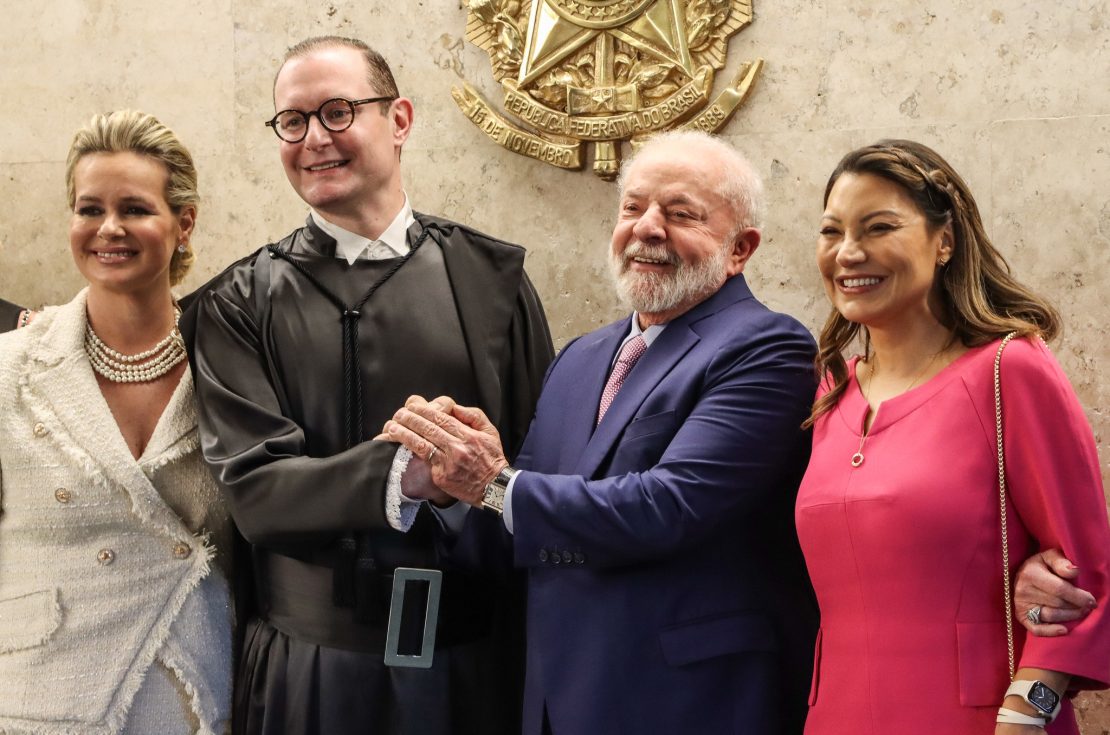 Cristiano Zanin posou com seu ex-cliente, o presidente Lula, após a posse como novo ministro do STF. Foto - Valter Campanato/Agência Brasil