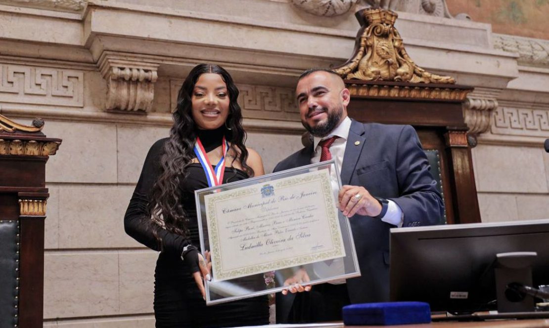 Ludmilla recebe medalha após iniciativa por doação de sangue