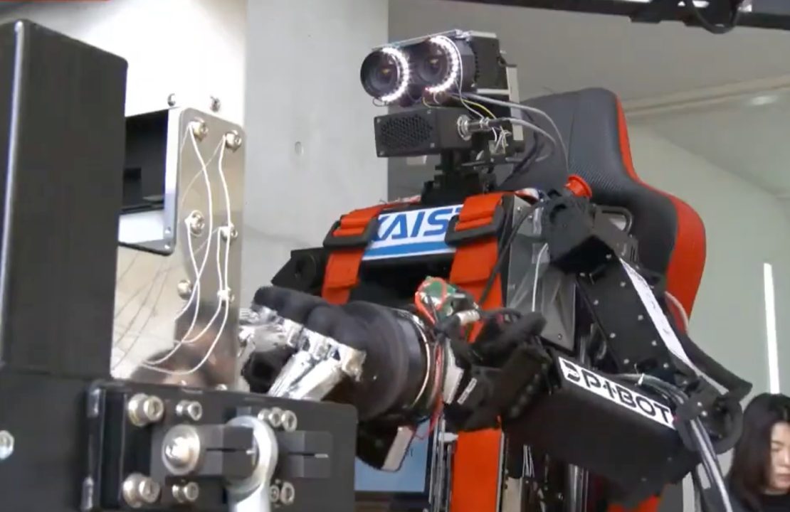 Robô humanoide que pode pilotar avião foi desenvolvido na Coreia do Sul. Foto: Reprodução