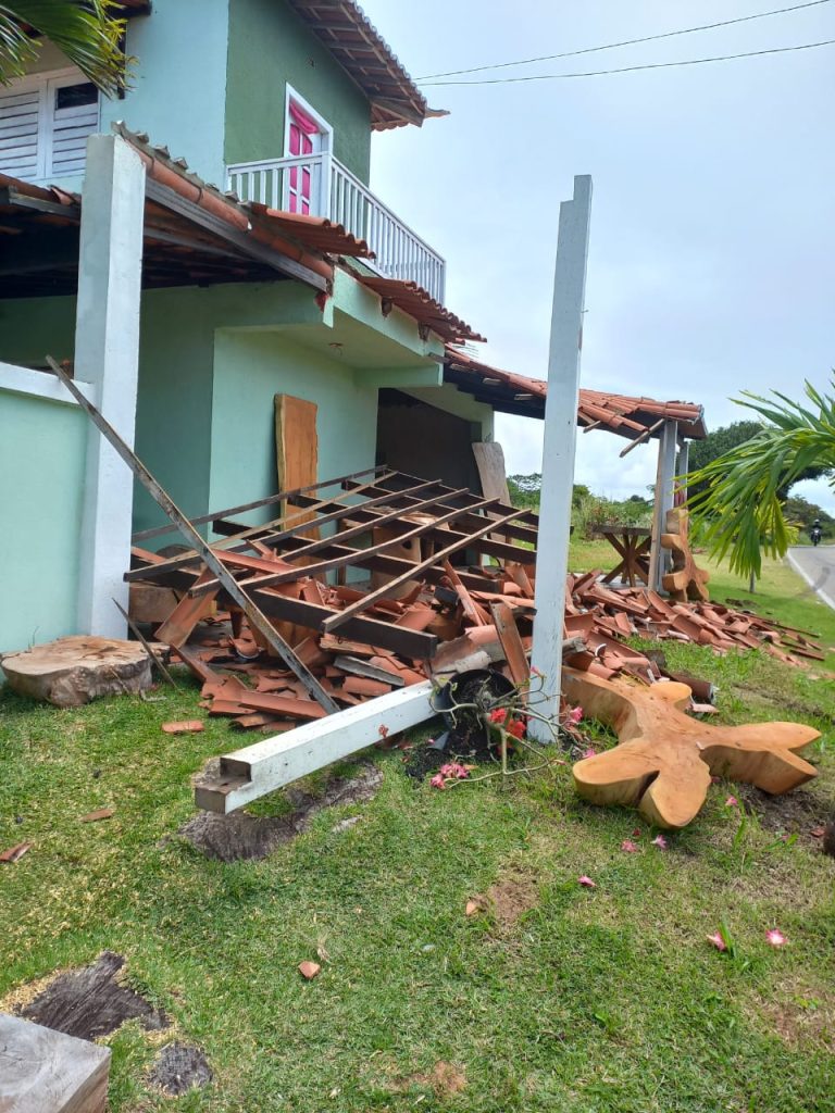 Viatura da PM colide contra residência na Grande Natal