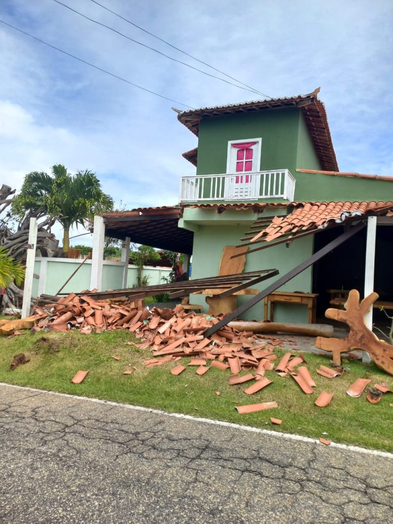 Viatura da PM colide contra residência na Grande Natal