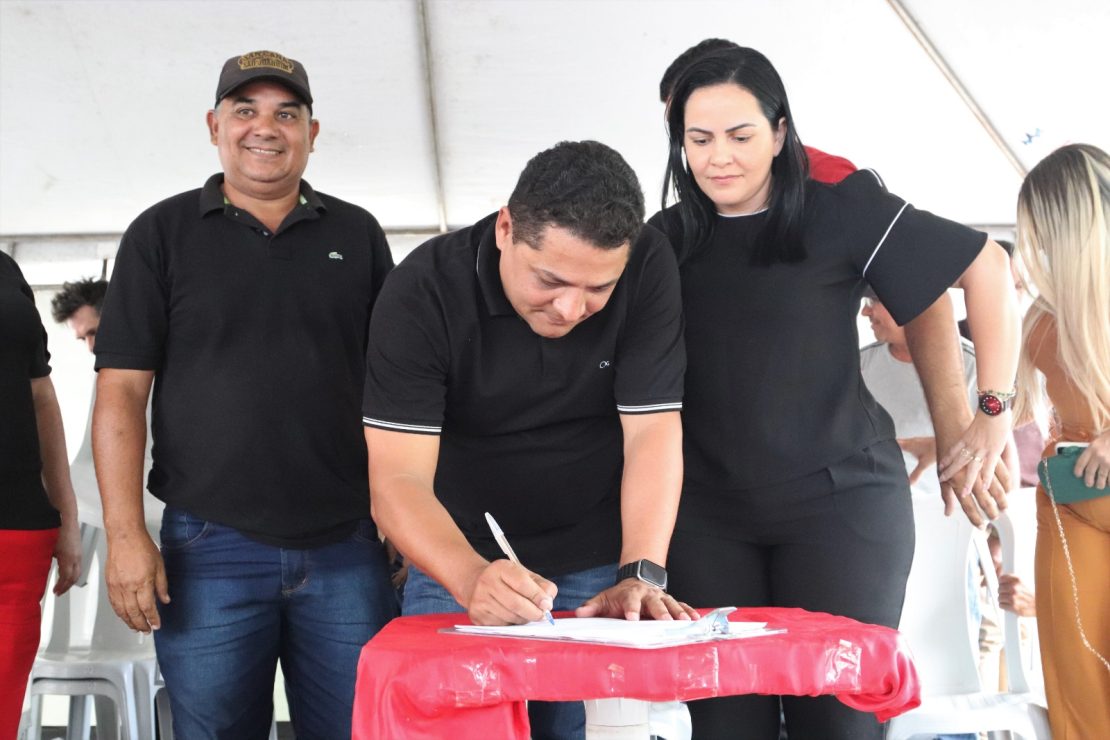 Eraldo assina ordem para calçamento de Camaragibe