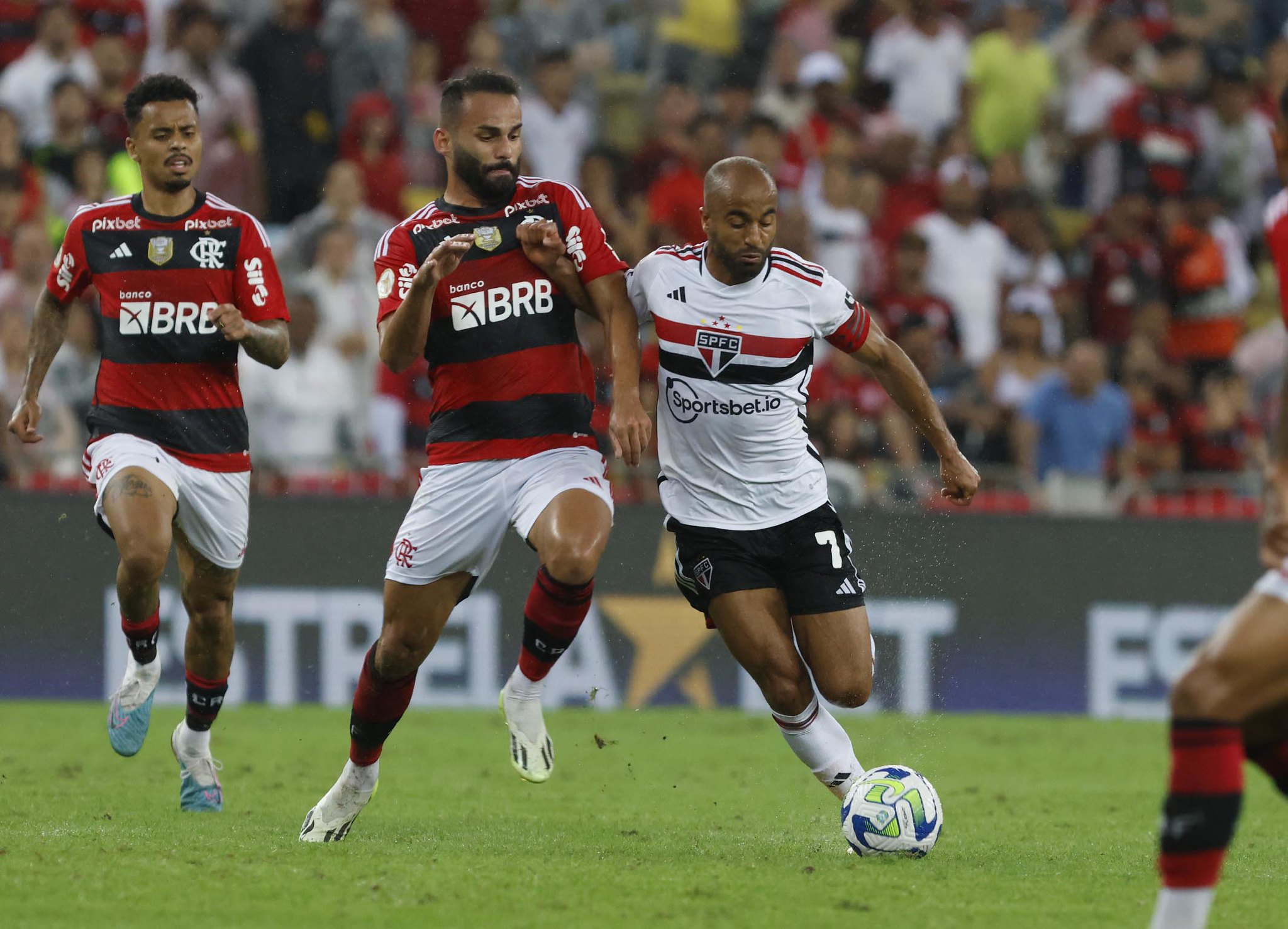 Flamengo iguala Vasco em número de jogadores convocados para Copas