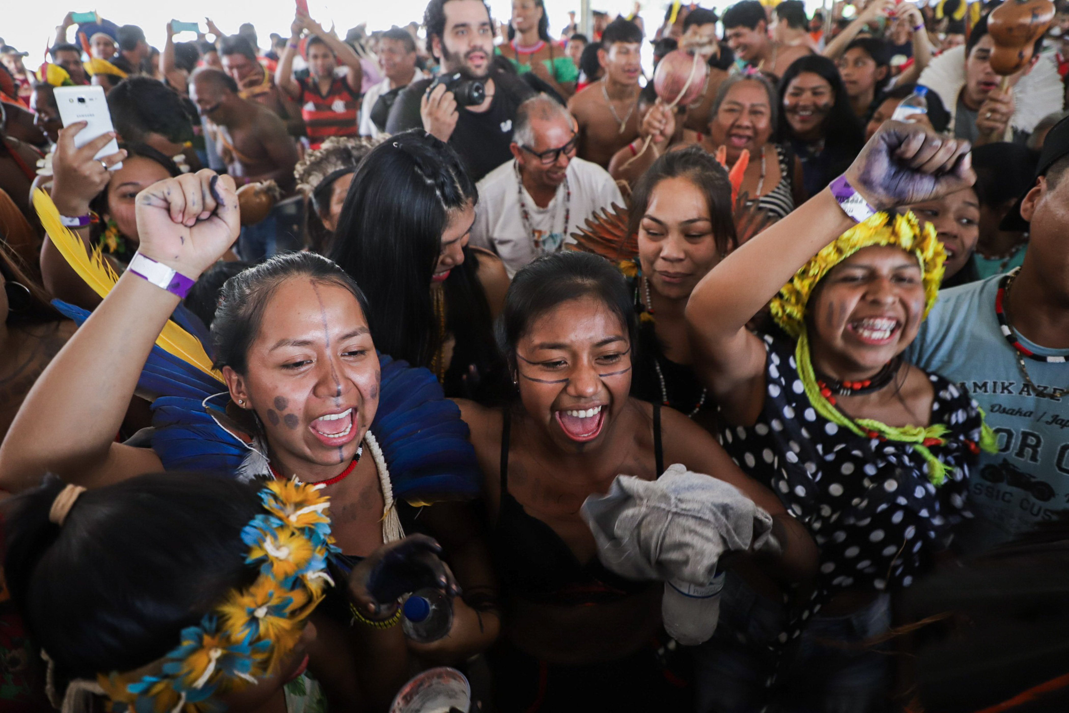 Após STF formar maioria contra o marco temporal, indígenas que cacompanham o julgamento começaram a comemorar. Foto: Leo Bahia/Fotoarena/Estadão Conteúdo