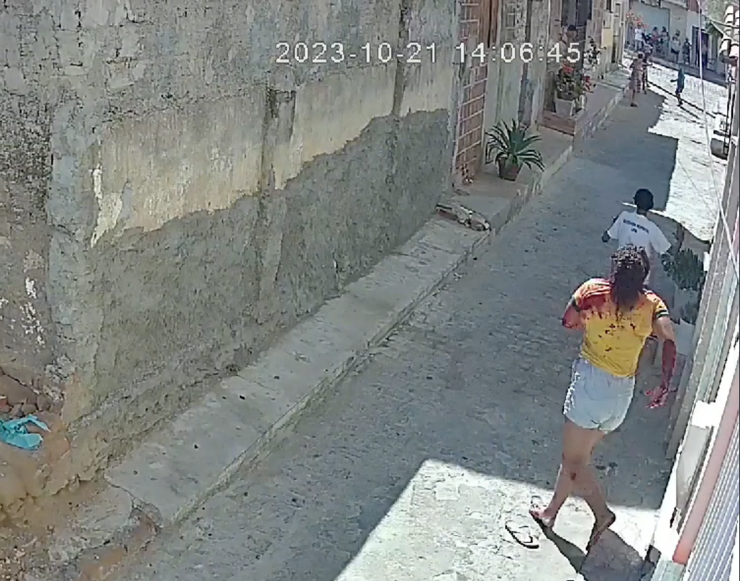 Vídeo mostra momento em que o pai esfaqueia a filha. Foto: Reprodução