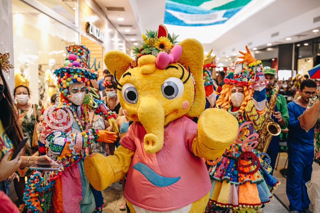 Grupo De Crianças Pequenas Têm Festa De Aniversário, Usar Chapéus