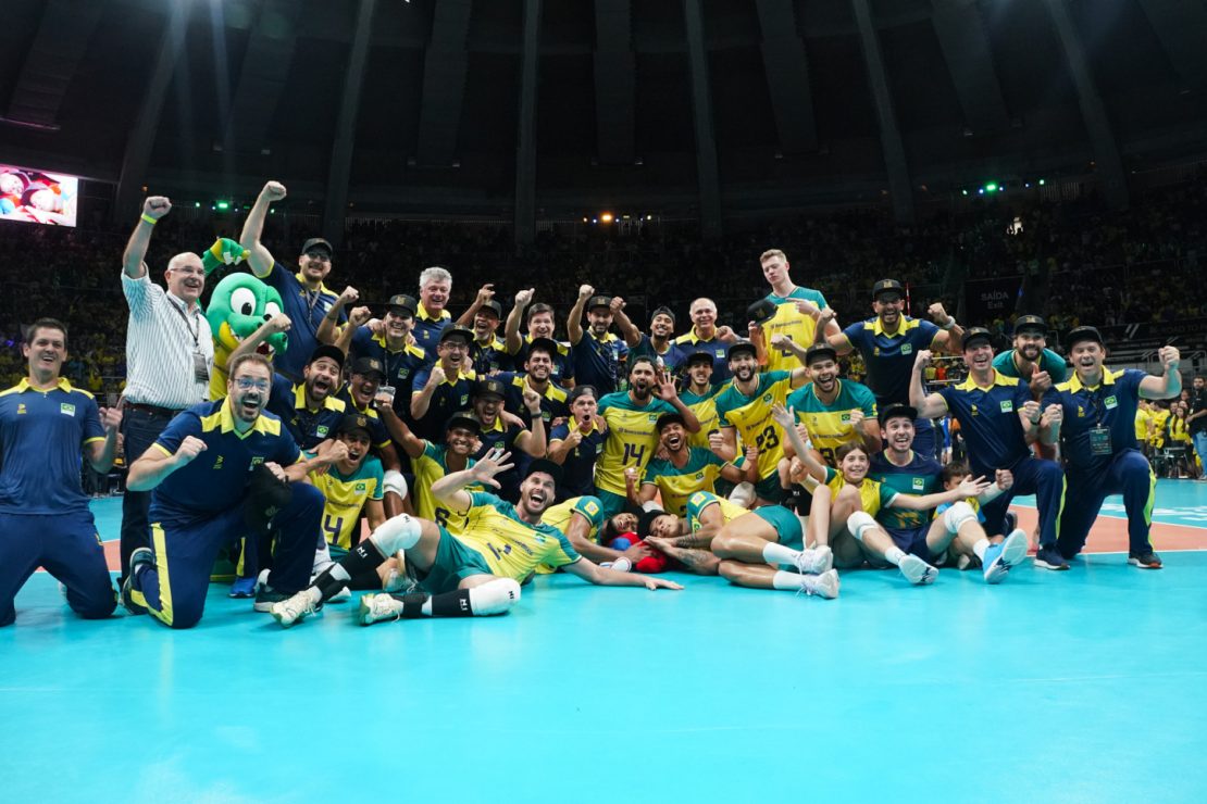 Brasil sofre, mas vence a Itália no tie-break e garante a vaga na Olimpíada  de Paris no vôlei masculino