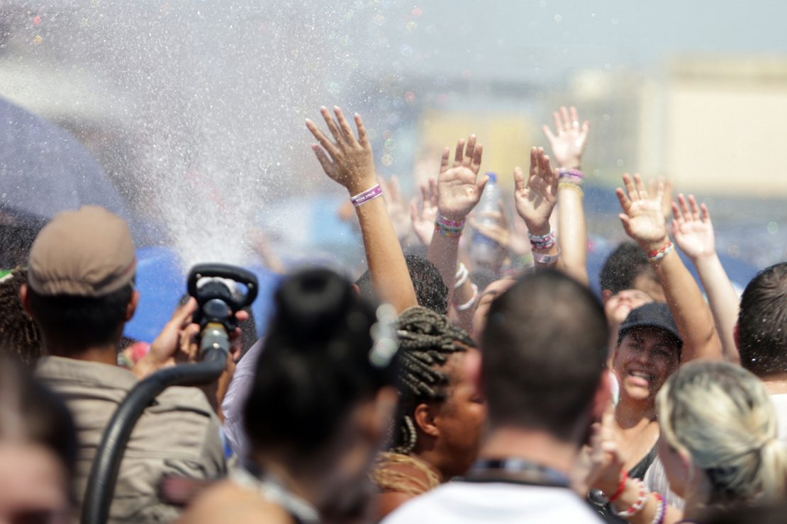 Antes do cancelamento do show de Taylor Swift, bombeiros tentaram refrescar o público. Foto: Foto: Pedro Kirilo/Estadão Conteúdo