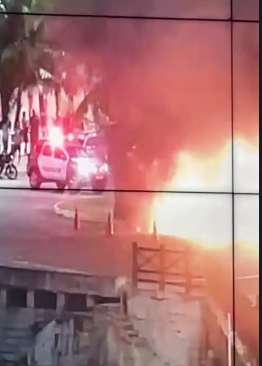 Veículo da polícia pega fogo na zona Leste de Natal. Foto: Reprodução